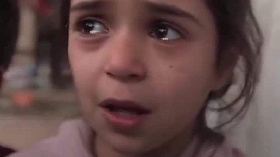 ان دموع هذه الطفلة الجائعة التي اشتاقت للخبز الأبيض ستكون لعنة تلاحق كل من خذل أطفال وأبناء غزة .